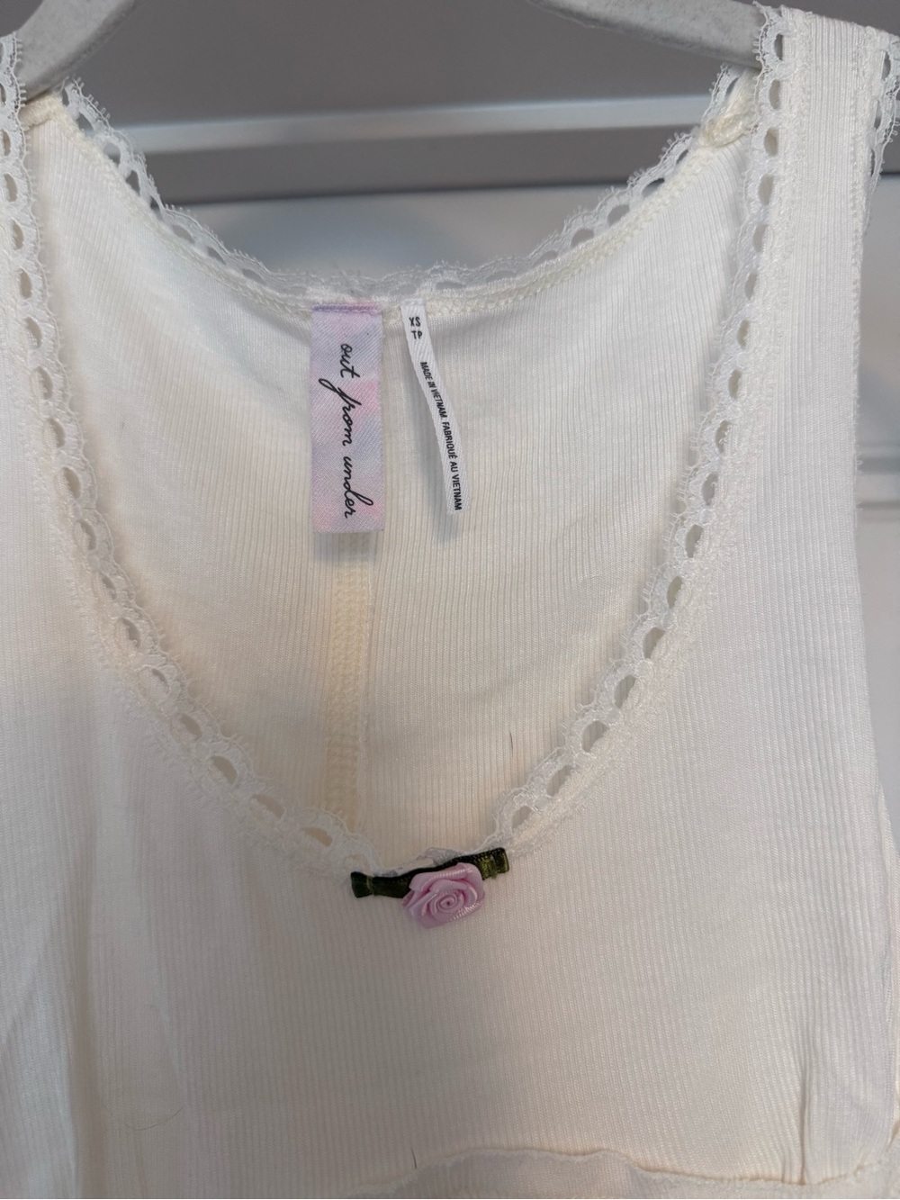 Urban Outfitters Out From Under White Lace-Trim Cropped Tank Pink Rose Detail XS - Picture 2 of 3